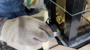 Удаляем излишки клея