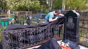 Укрытие соседних участков перед покраской ограды на могиле